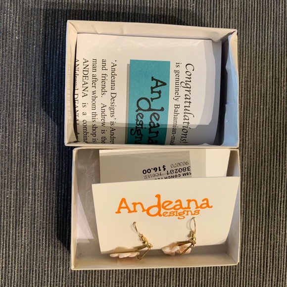 Andeana Design tropical flower earrings - Picture 4 of 6